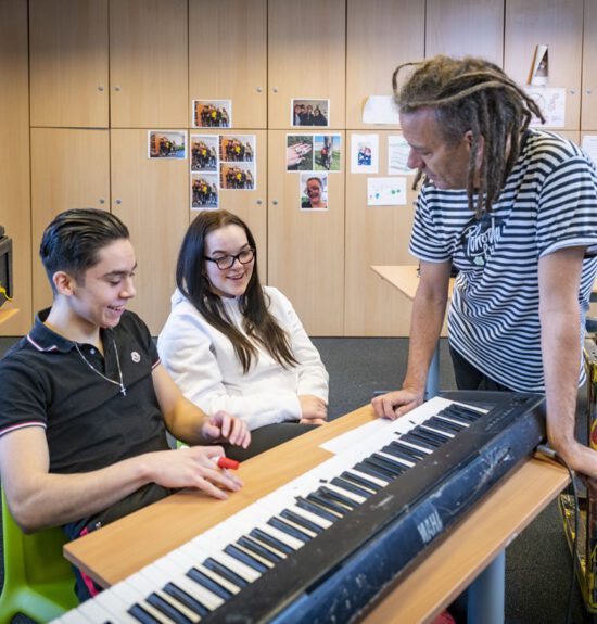 Muzikant Bas werkt als Future Me-docent met de jongeren van Scholengemeenschap Harreveld.